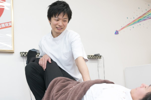 わたなべファミリーほねつぎの骨盤矯正施術の施術風景画像です。