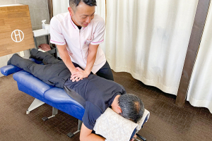 刈谷ハピネス接骨院・整体院の整体の施術風景画像です。