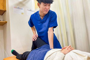 二条城こばやし鍼灸整骨院・整体院の整体の施術風景画像です。