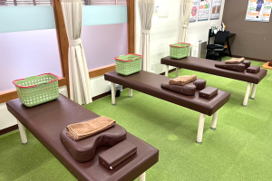 むげん整骨院・鍼灸院 桃山大手筋で整体施術を受ける内観画像