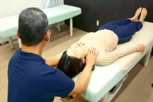 Wellbalance　かなたに整骨院の肩こりの施術風景画像です。