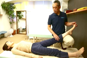 Wellbalance　かなたに整骨院の膝痛の施術風景画像です。