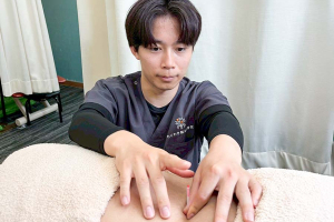 もりわき鍼灸整骨院　上新庄院の背中の痛みに対する施術風景画像です。