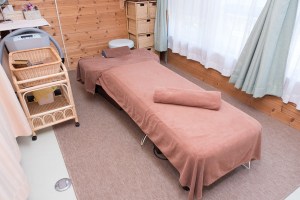 オフィス生野（健康美容サロンパイン併設）で整体施術を受ける内観画像像