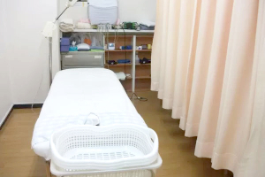 西岡鍼灸整骨院で整体施術を受ける内観画像