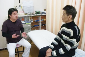 西岡鍼灸整骨院のカウンセリング風景画像です。