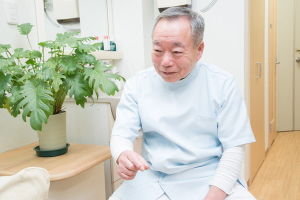 禄山鍼灸治療院のあん摩マッサージ指圧のカウンセリング風景画像です。