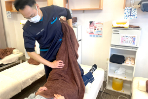 あかり整骨院 針中野院の整体の施術風景画像です。