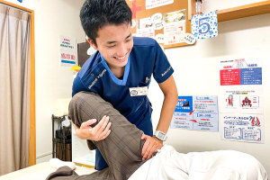 あかり整骨院　針中野院の骨盤矯正の施術風景画像です。