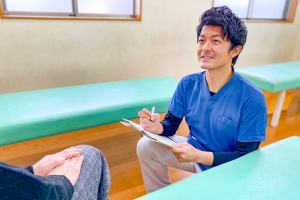 たつかわ鍼灸整骨院　鳳院のカウンセリング風景画像です。
