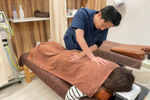きたそのまち鍼灸整骨院のぎっくり腰の施術風景画像です。