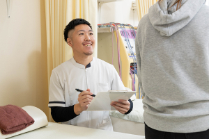 もりおか鍼灸整骨院枚方御殿山院のカウンセリング風景