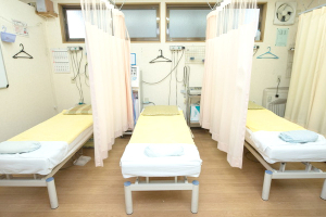 八尾市たんぽぽ鍼灸整骨院で整体施術を受ける内観画像