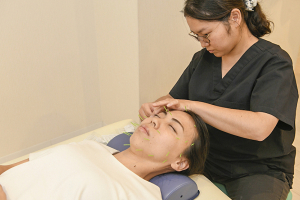たくみ整骨院　塚口本町院【鍼灸】の美容鍼の施術画像
