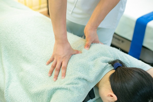 よし鍼灸接骨院 尼崎南の整体の施術風景画像です。
