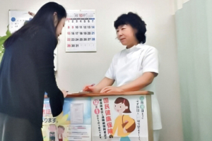 なる鍼灸治療院の整体の施術風景画像です