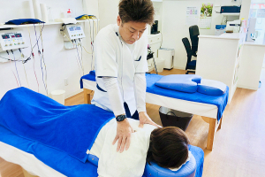 みはら整骨院イオンザ・ビッグエクストラ大安寺店内の施術風景の画像