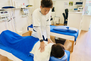 みはら整骨院　イオンザ・ビッグエクストラ大安寺店内の肩こりの施術画像