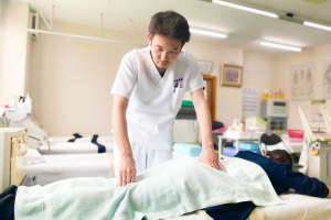 三和接骨院の腰痛の施術風景画像です。