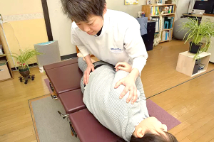 折尾SIJカイロプラクティックセンターの骨盤矯正施術の施術風景画像です。