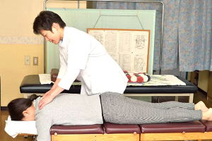 折尾SIJカイロプラクティックセンターの肩こりの施術風景画像です。