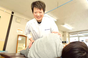 折尾SIJカイロプラクティックセンターのぎっくり腰の施術風景画像です。