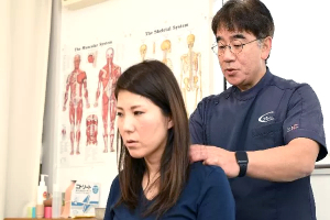 カイロプラクティック鹿毛治療院の肩こりの施術風景画像です。