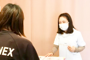骨盤調整ボディバランス刈草の肩こりのカウンセリング風景の画像
