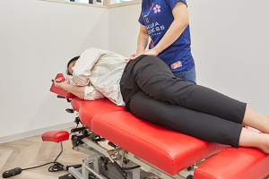 さくらメディネス整骨院　浦添院の骨盤矯正施術の施術風景画像です。