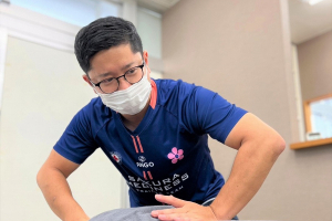 さくらメディネス整骨院　与那原院の骨盤矯正の施術風景画像です。