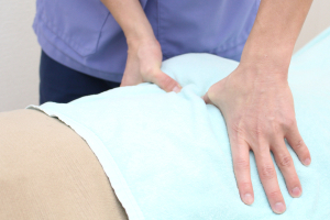 浜田接骨院の骨盤矯正施術の施術風景画像です。