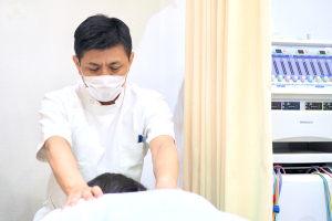 星の宮整骨院の肩こりの施術風景画像です。