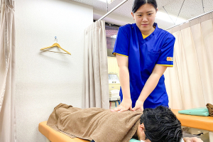 新狭山駅前鍼灸接骨院の肩こりの施術風景画像です。