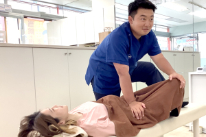 蒲生東口整骨院の整体の施術風景画像です。