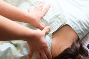 かわい指圧ルームのあん摩マッサージ指圧の施術風景画像です。