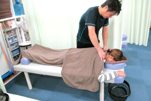 なかめスポーツ整骨院の肩こりの施術風景画像です。