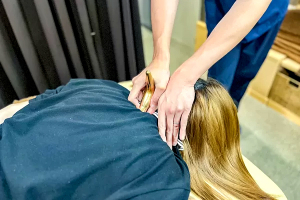 くほんぶつ駅前整骨院の肩こりの施術風景画像です。