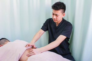 方南町ふれあい整骨院の鍼灸施術のお写真です。