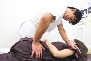 ひだまり鍼灸院整骨院（杉並区西荻窪）の骨盤矯正施術の施術風景画像です。