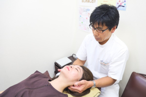 ひだまり鍼灸院整骨院（杉並区西荻窪）の肩こりの施術風景画像です。