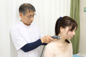 坂下整骨院の肩こりの施術風景画像です。