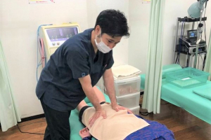 あさひが丘接骨院の骨盤矯正の施術風景画像です。