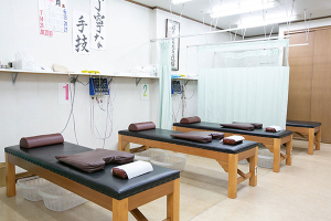 まつなが鍼灸整骨院 奥戸本院で整体施術を受ける内観画像