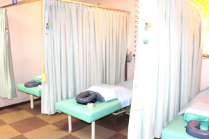 多摩鍼灸整骨院　高倉本院で整体施術を受ける内観画像