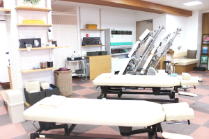 多摩鍼灸整骨院　みなみ野院で整体施術を受ける内観画像
