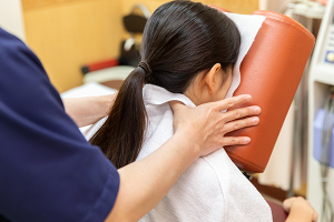 横浜浅間整骨院の肩こりの施術画像