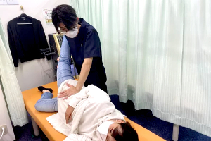 ふたば鍼灸整骨院の骨盤矯正の施術風景画像です。