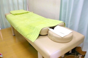 和み堂整骨院鍼灸院で整体施術を受ける内観画像