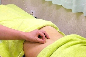 和み堂整骨院鍼灸院のぎっくり腰の施術風景画像です。