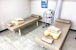 かもめ整骨院 平塚駅前で整体施術を受ける内観画像